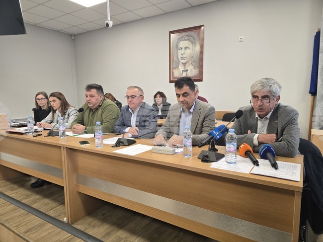 Има опасност от напускане на фелдшери и лекари заради създалия се стрес на медицинския персонал, каза доктор Анил Бояпати, завеждащ филиала на спешния център в Сандански