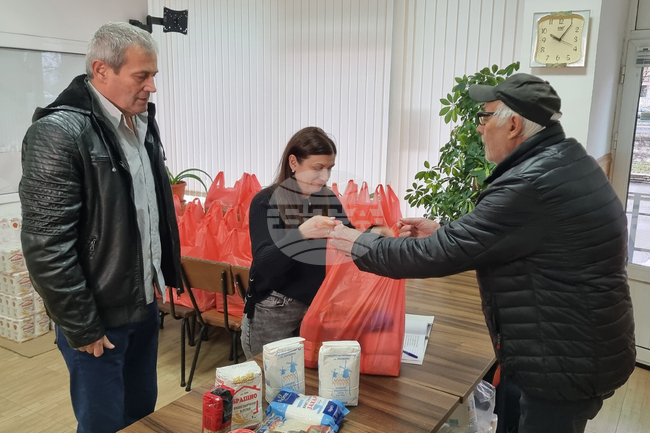 В Хасково и село Стамболийски 410 човека с увреждания ще получат хранителни помощи за коледно-новогодишните празници