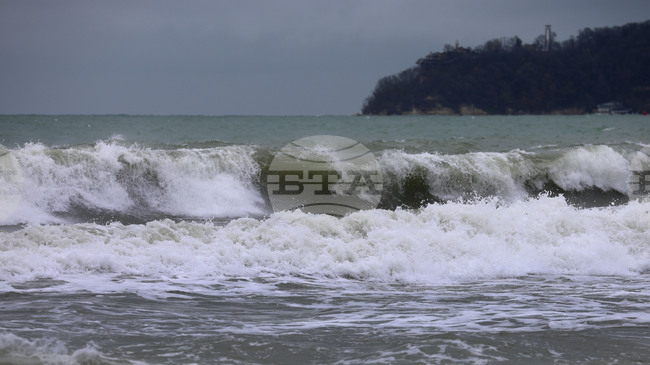 Няма пробойни по потъналия в Черно море риболовен кораб, съобщиха от Министерството на отбраната 
