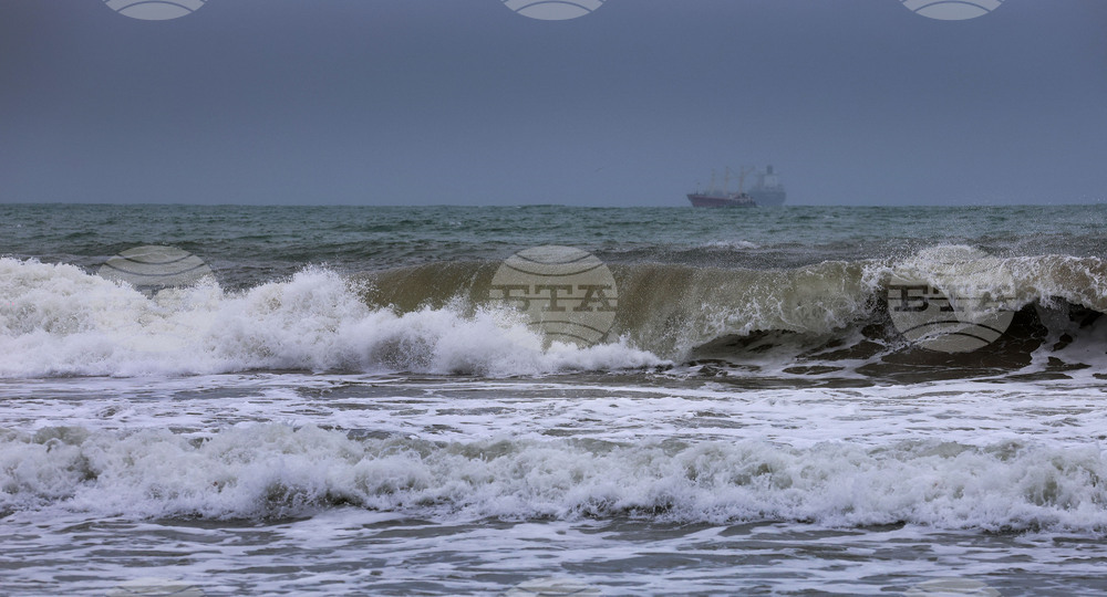 Спасен е капитан на обърнала се яхта в морето край Бургас