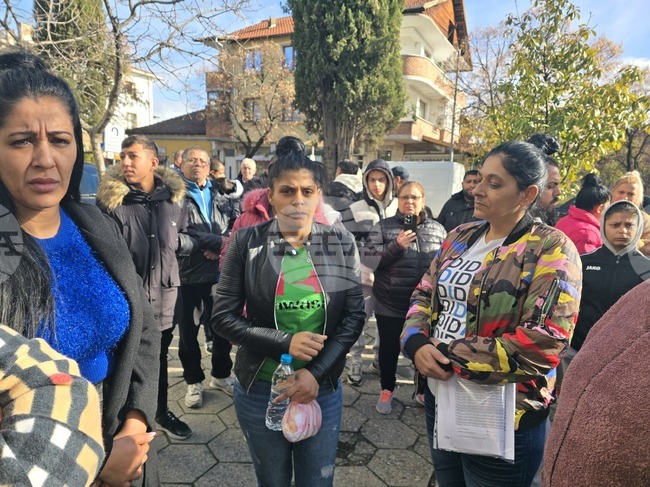 Оставка на управителя на МБАЛ "Югозападна болница" и на кмета на община Сандански искат протестиращите заради случая с починалото новородено