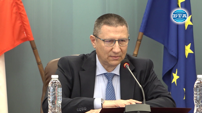 Няма да допуснем политическата криза да се пренесе в съдебната власт и да прерасне в институционална, каза и.ф. главен прокурор Борислав Сарафов