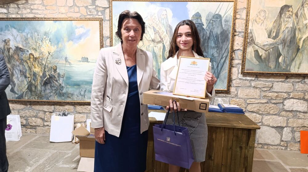 Заместник-министърът на образованието Емилия Лазарова награди победителя в конкурса "Родолюбие"