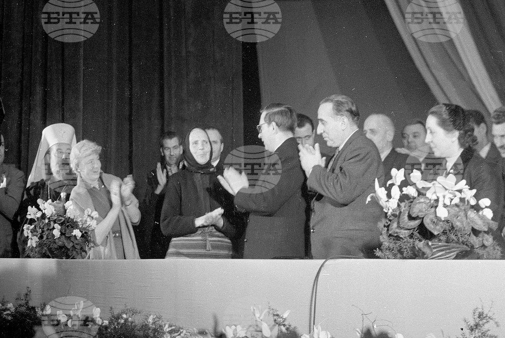 На 3 декември 1953 г. посмъртно е връчена „Почетна награда на мира“ на поета Никола Вапцаров