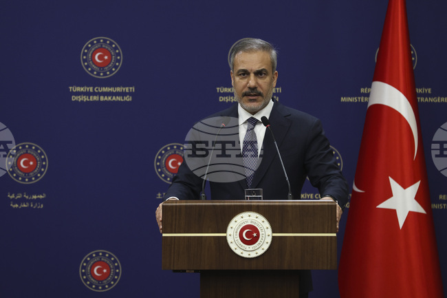 Турция е готова да подкрепи преходния период в Сирия, заяви турският външен министър