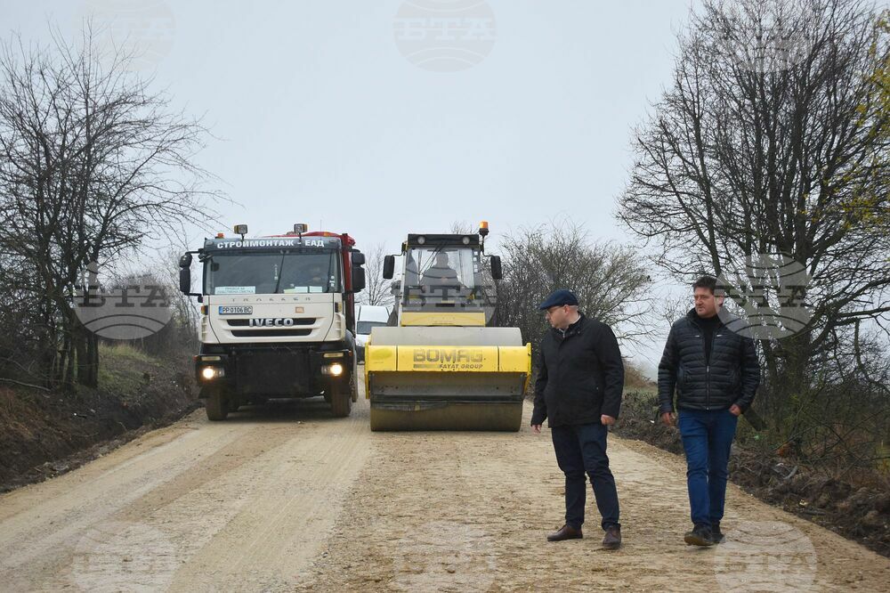Започна ремонтът на пътя за село Тръстика