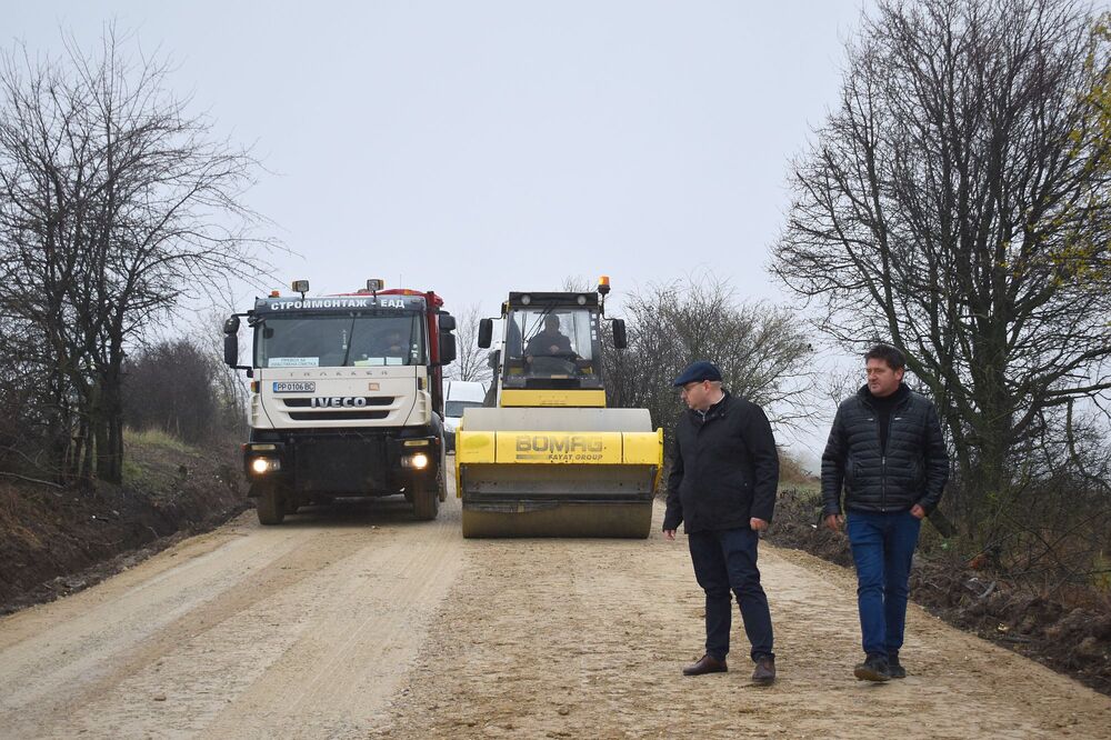 Започна ремонтът на пътя за село Тръстика