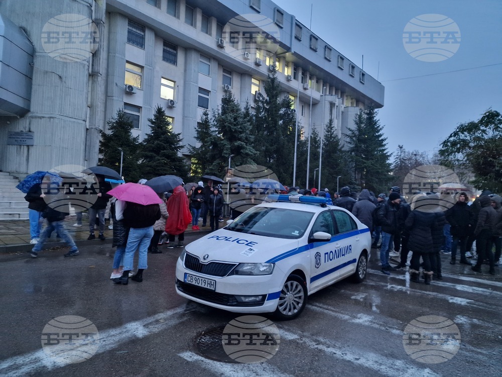 Граждани се събраха пред ОД на МВР в Търговище с настояване за информация за задържане на влогър