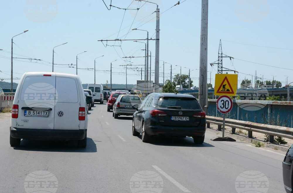 Зам.-кметът Пламен Китипов: В събота Аспарухов мост е обработен против обледеняване, въпреки добрите метеорологични условия