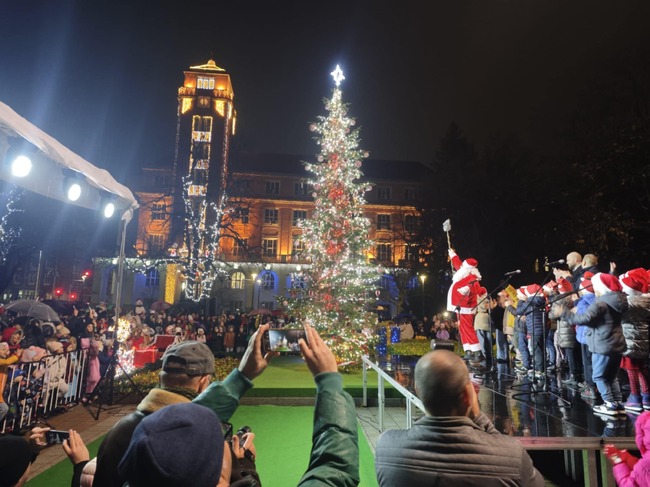 Светлините на коледната елха в Плевен грейнаха
