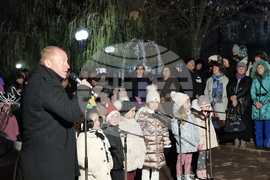 Костенец - запалване на светлините на елхата