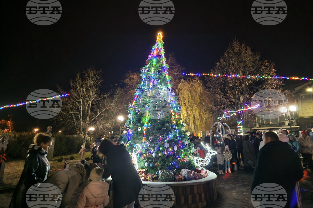 Костенец - запалване на светлините на елхата