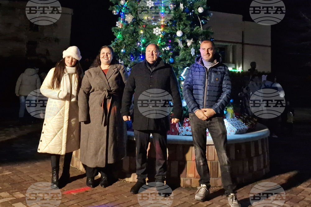 Костенец - запалване на светлините на елхата