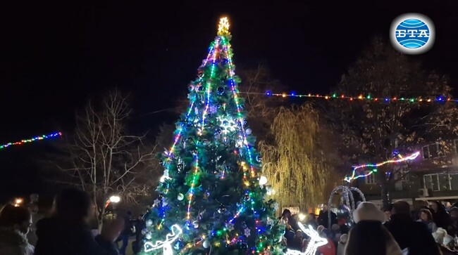 Тържествено бяха запалени коледните светлини в Костенец