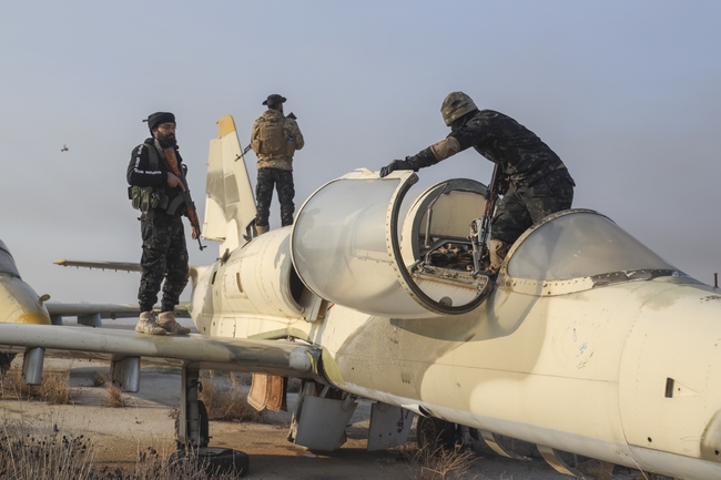 Тежки боеве се водят между сирийските правителствени сили и бунтовниците край град Хама, съобщи неправителствена организация