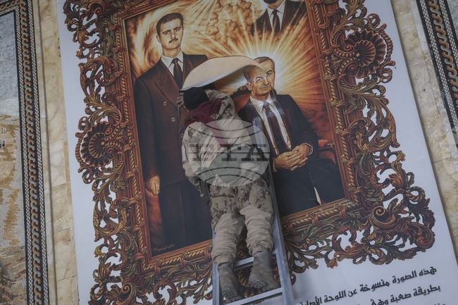 Сирийски бунтовници влязоха в президентския дворец в Дамаск