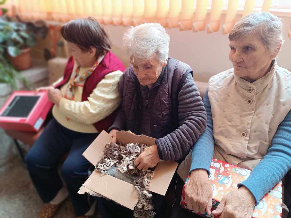 За четвърта година в Казанлък се организира инициативата "Кутия, пълна с щастие", насочена към възрастни хора и военноинвалиди