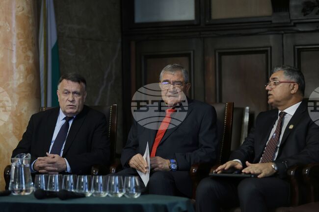 МОН ще продължи да инвестира в научната инфраструктура, свързана с полярните изследвания, каза зам.-министър Николай Витанов