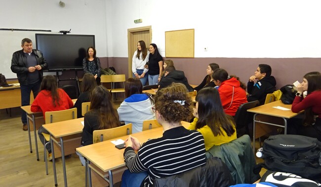 Представители на съдебната власт обсъдиха с ученици от разградски гимназии трафика на хора и основните човешки права 