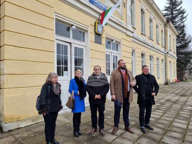 Председатели на Общински съвети от Кюстендил настояха на гара Гюешево за ускорено строителство на Коридор 8