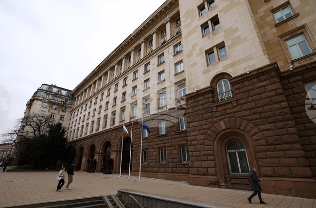 Започнаха консултациите при президента преди първия мандат; ГЕРБ-СДС и ПП-ДБ очертаха позициите си