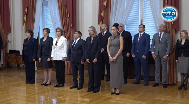 Румен Радев удостои Нонка Матова, Таня Богомилова, Весела Лечева, Армен Назарян, Албена Денкова и Ивет Лалова с Почетния знак на президента