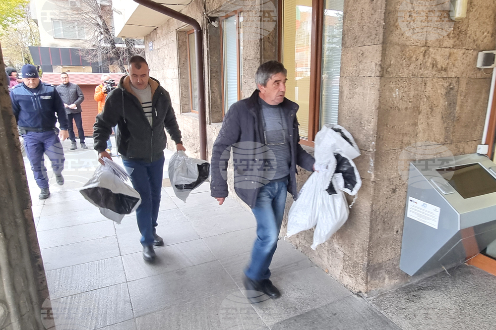 Започна предаването на чувалите с изборни бюлетини за повторно преброяване в областната администрация в Хасково