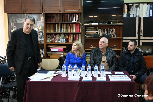 Община Сливен: Кметът Радев получи плакет за принос в социалното приобщаване на хората с увреждания в България