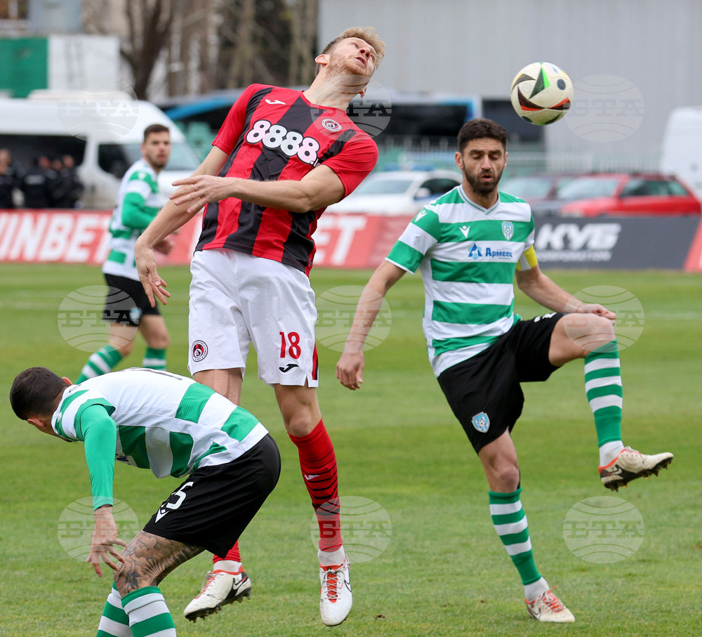Черно море победи без проблеми Локомотив София, гостите завършиха мача с 10 души