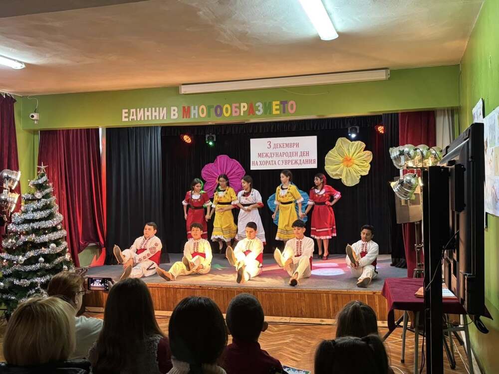 Танцово-музикална програма представиха възпитаници на училището за ученици с увреден слух в Търговище по повод 3 декември