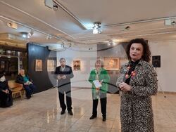 Изложбата в „Средец“ е само малка част от пъзела, който Никола Гюзелев ни е оставил като художник, каза проф. Аксиния Джурова. Снимка: Гергана Николова / БТА