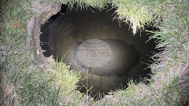 Фермери и природозащитници от Централна Турция са обезпокоени от появата на стотици земни пропадания в нивите им заради продължителната суша