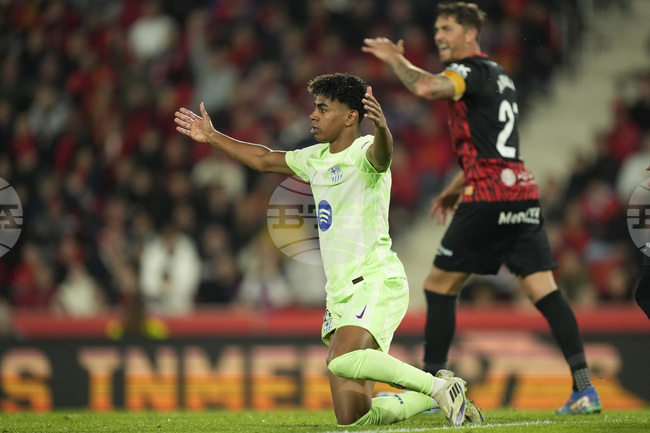 Ламин Ямал подари слушалки на младите футболисти в академията на Барселона