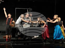 НАТФИЗ представя спектакъла „Очарователната обущарка“ тази вечер. Снимка: НАТФИЗ