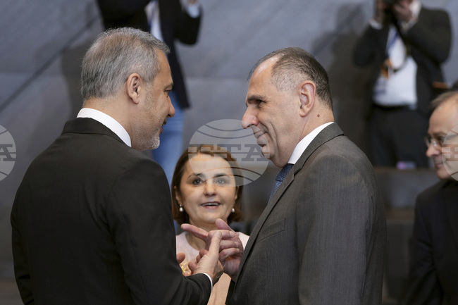 Турският външен министър разговаря в Брюксел с колегите си от Гърция и Украйна