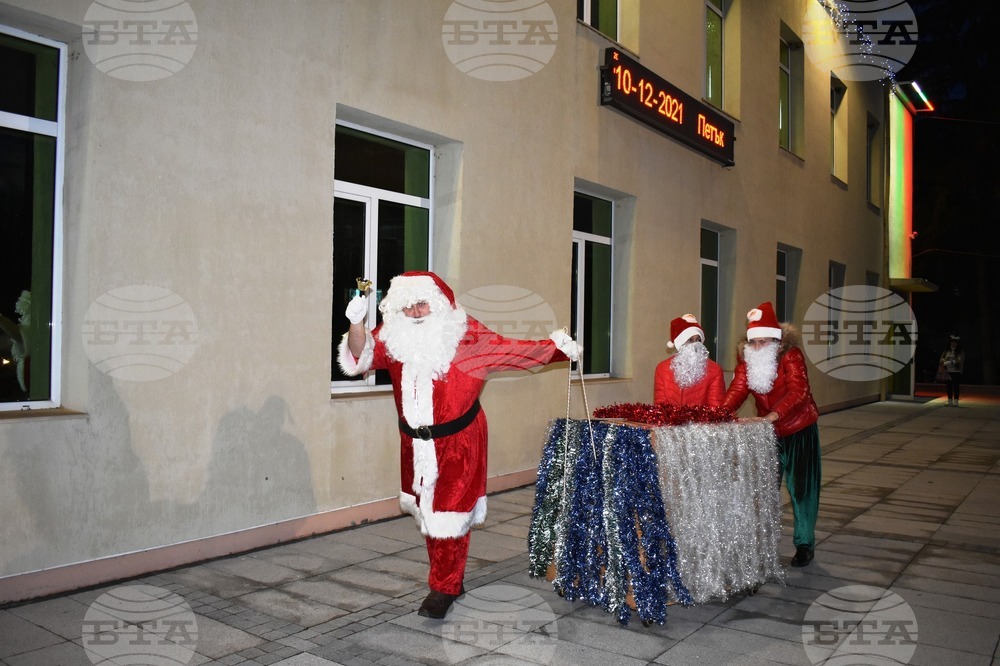 Утре палят светлините на коледната елха в Брезник