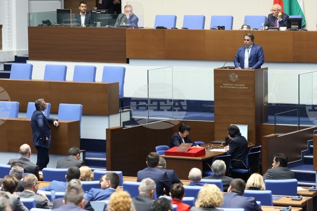 ГЕРБ и ПП-ДБ влязоха в спор кой иска управление и кой тласка страната към предсрочни избори