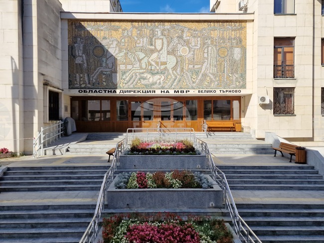 Полицейски служители задържаха 21-годишен мъж с 19 пакета канабис в Павликени