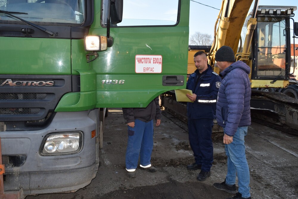 Фирмите за зимна поддържка на пътищата обявиха готовност за работа, съобщиха от община Бургас