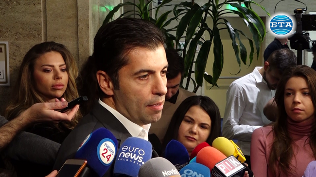 От „Продължаваме промяната“ разговори с ГЕРБ не сме водили и не смятаме, че трябва да се водят, освен пред камери, заяви Кирил Петков