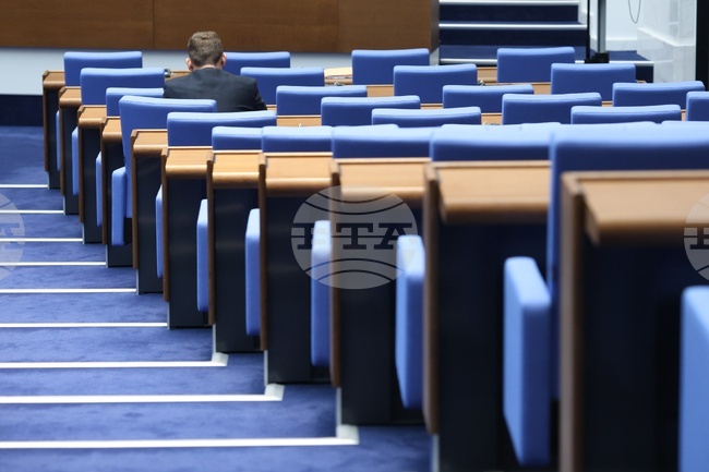 Депутатите се събират на извънредно заседание от 13:00 часа заради парламентарния правилник 