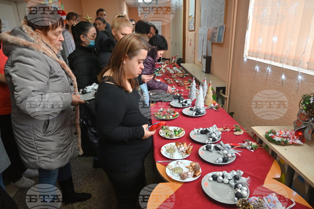 Деца и младежи с увреждания изработиха коледни сувенири, които продават в дневния център в Монтана