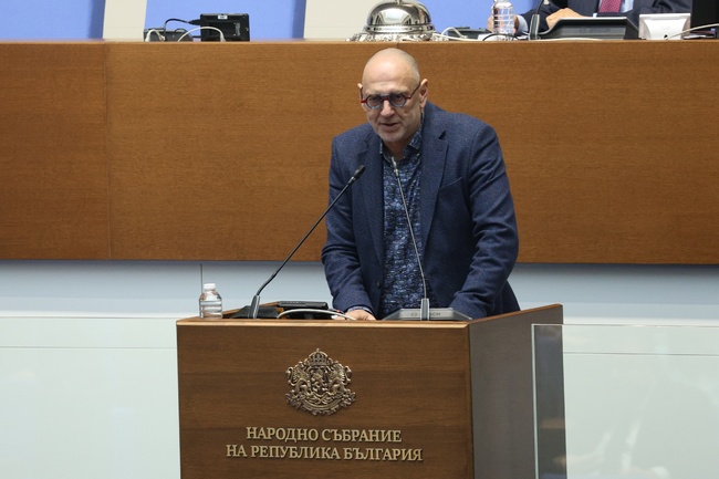 След четири години пилотиран хаос, все пак някой трябва да се опита да направи кабинет, коментира Любен Дилов