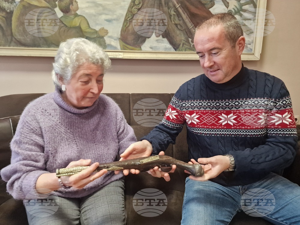 Българка от Германия дари комитското оръжие на прадядо си на Регионалния исторически музей в Хасково