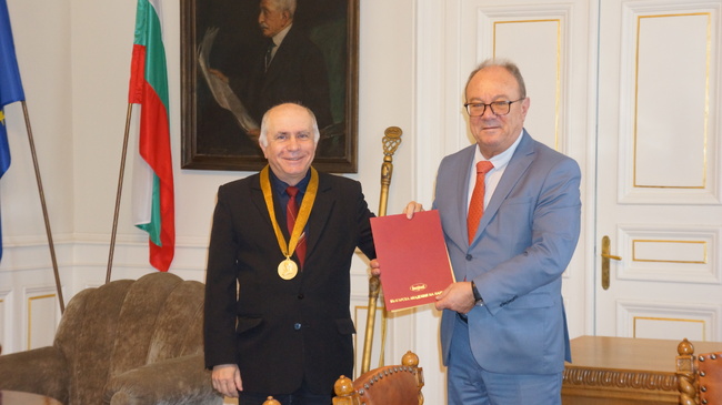 БАН удостои член-кореспондент Петър Бойваленков, директор на Институт по математика и инфроматика, с почетен знак ''Марин Дринов'' на лента