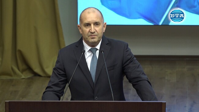 Страната ни предлага все повече възможности, заяви президентът Румен Радев пред студенти в УНСС