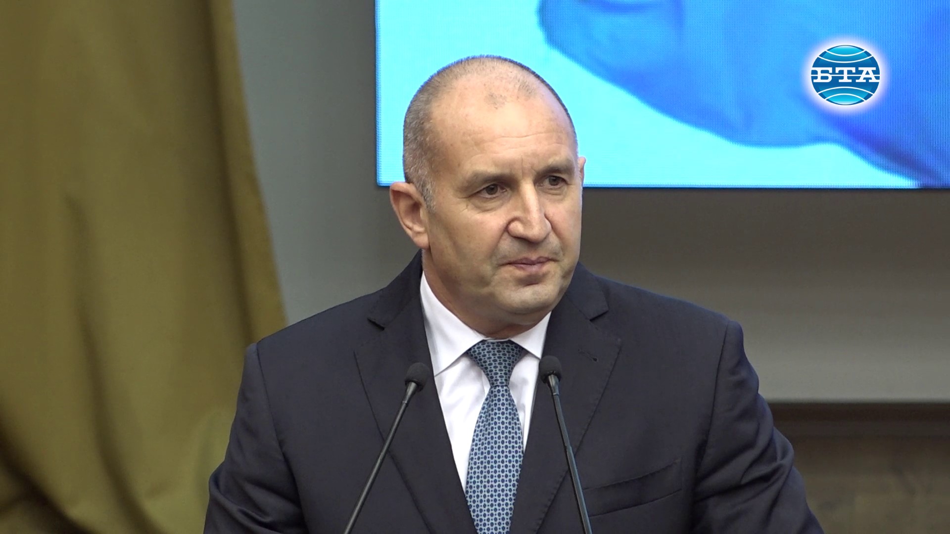 Дипломацията трябва да върви преди бомбите и ракетите, а не след тях да потушава последствията, каза Румен Радев