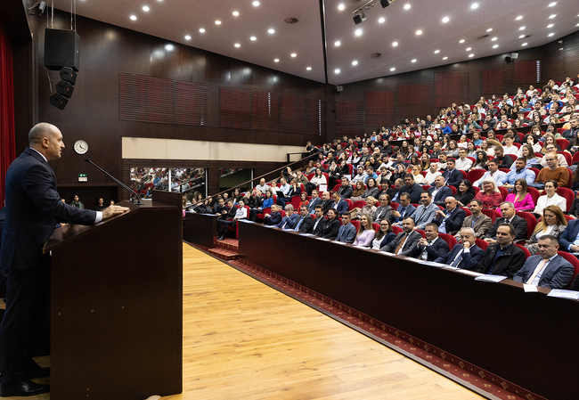 Президентът Радев пред студенти: Ако оставите някой друг да мисли и решава вместо вас за напредъка на България, ще станете гости в собственото си бъдеще