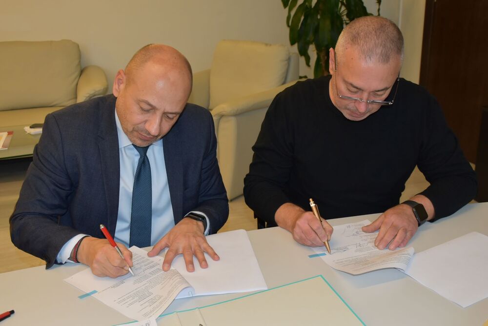 Кметът Страцимир Петков подписа договор за строително-монтажни работи по проект „Енергийно ефективни общински системи за външно изкуствено осветление в 22 населени места от Община Ловеч“
