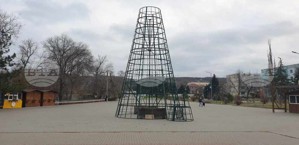 В Тараклия започнаха да монтират коледната елха